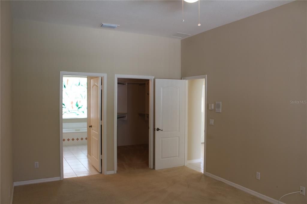 For Rent: $3,850 (3 beds, 2 baths, 1977 Square Feet)