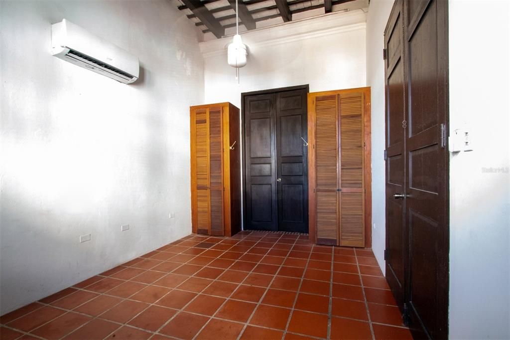 For Rent: $3,000 (3 beds, 1 baths, 1000 Square Feet)