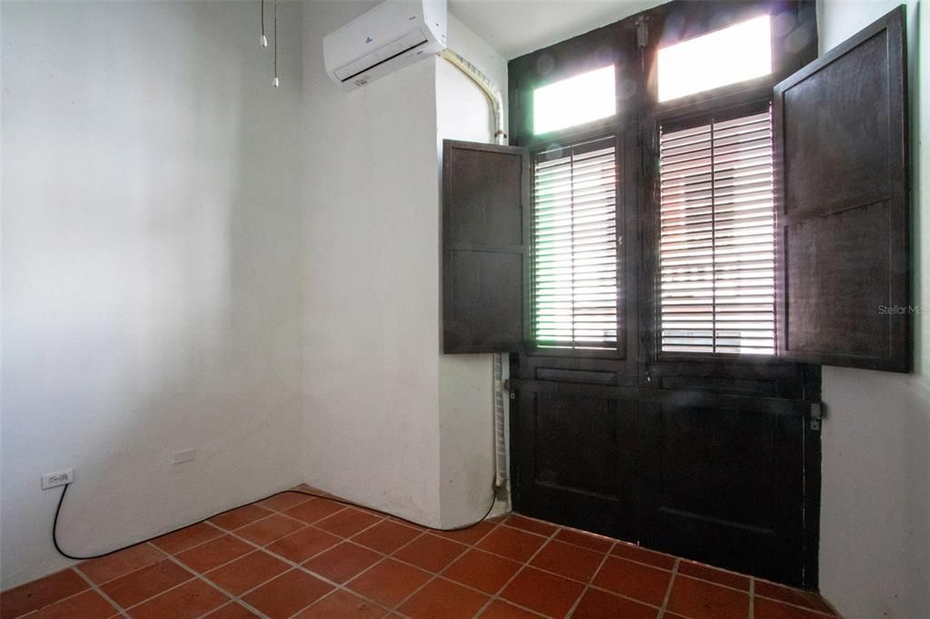 For Rent: $3,000 (3 beds, 1 baths, 1000 Square Feet)