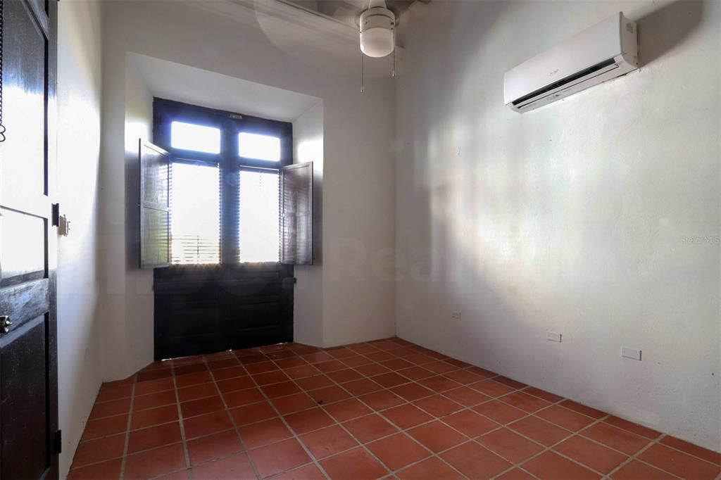 For Rent: $3,000 (3 beds, 1 baths, 1000 Square Feet)