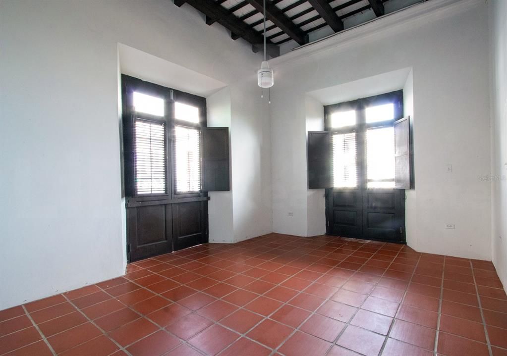 For Rent: $3,000 (3 beds, 1 baths, 1000 Square Feet)