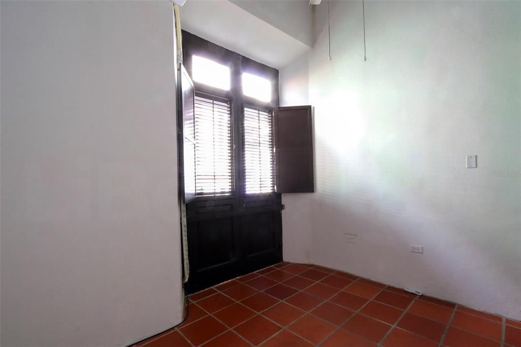 For Rent: $3,000 (3 beds, 1 baths, 1000 Square Feet)