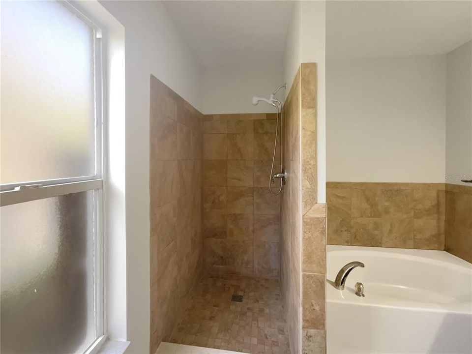 For Sale: $305,000 (3 beds, 2 baths, 1636 Square Feet)