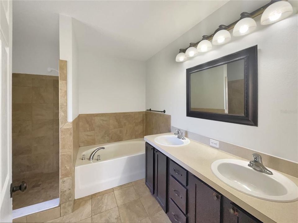 For Sale: $305,000 (3 beds, 2 baths, 1636 Square Feet)