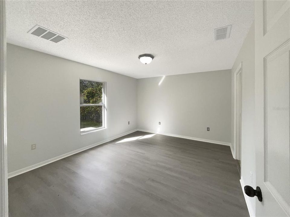 For Sale: $305,000 (3 beds, 2 baths, 1636 Square Feet)