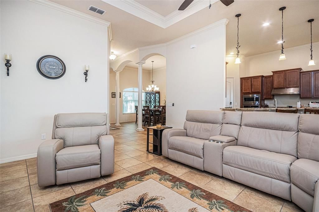 En Venta: $545,000 (4 camas, 3 baños, 2650 Pies cuadrados)