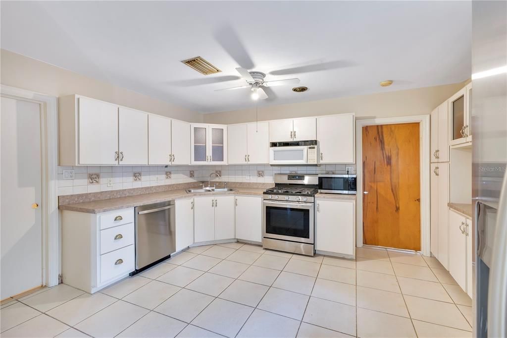 For Sale: $280,000 (3 beds, 1 baths, 1516 Square Feet)