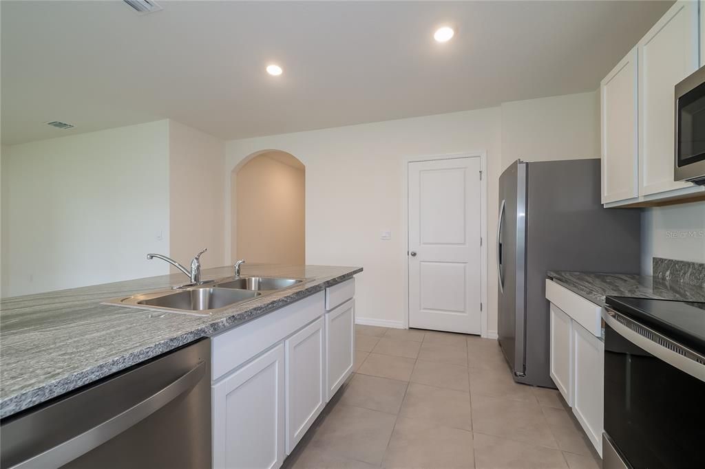 For Rent: $1,749 (3 beds, 2 baths, 1670 Square Feet)