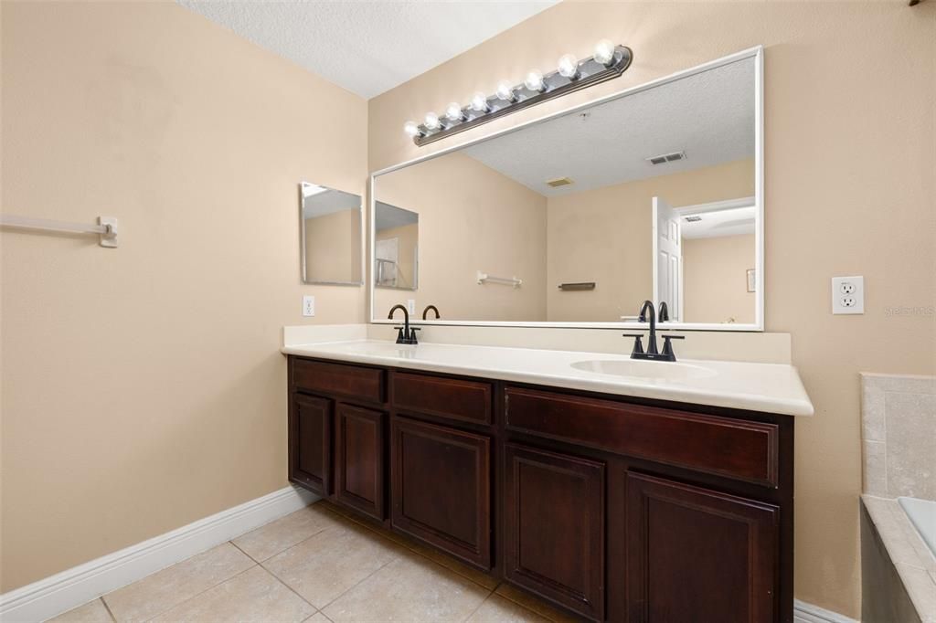 For Sale: $320,000 (4 beds, 2 baths, 1862 Square Feet)