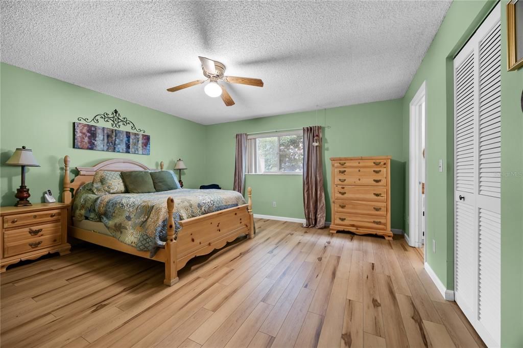 For Sale: $125,000 (2 beds, 2 baths, 1204 Square Feet)