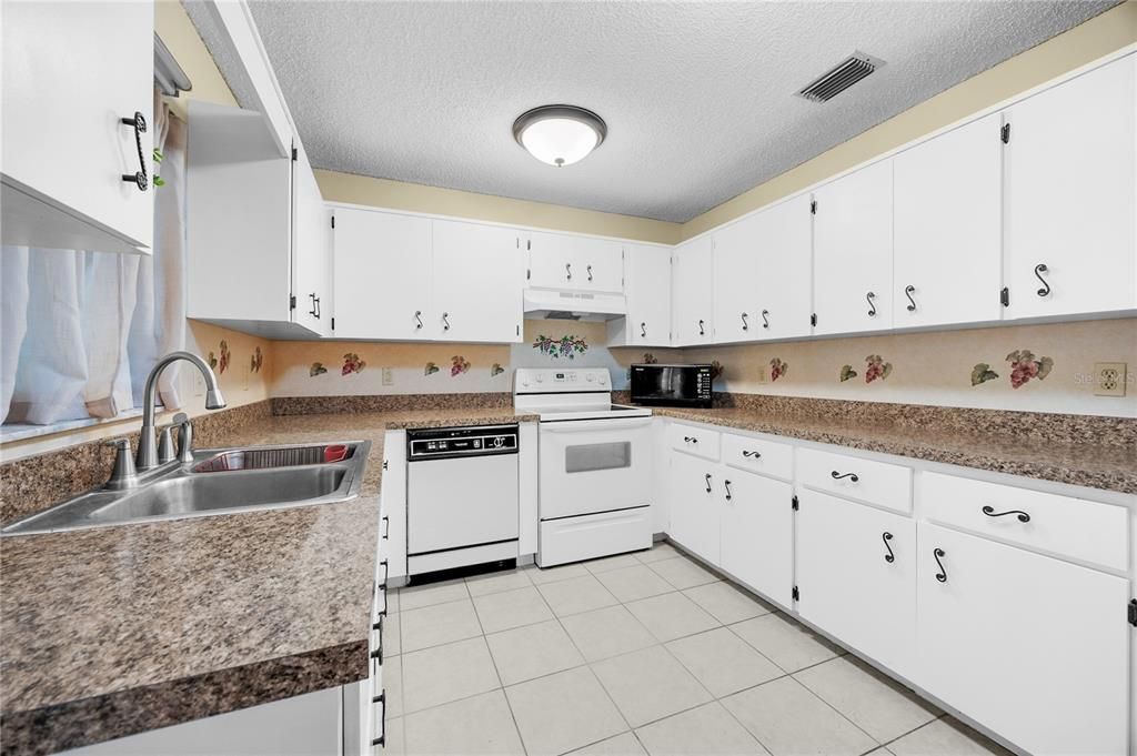 For Sale: $125,000 (2 beds, 2 baths, 1204 Square Feet)