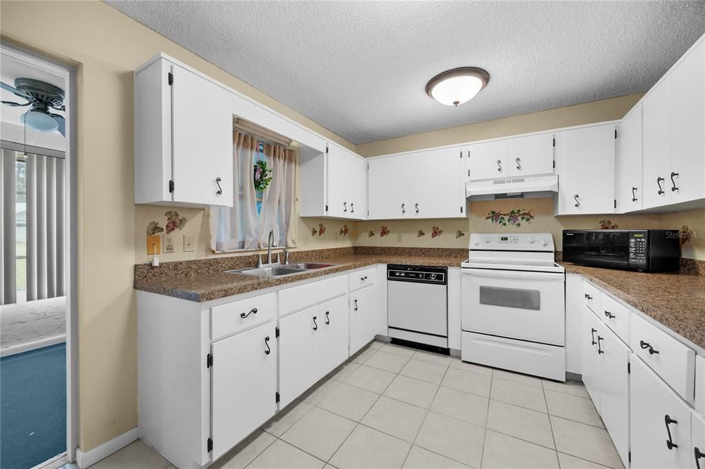 For Sale: $125,000 (2 beds, 2 baths, 1204 Square Feet)