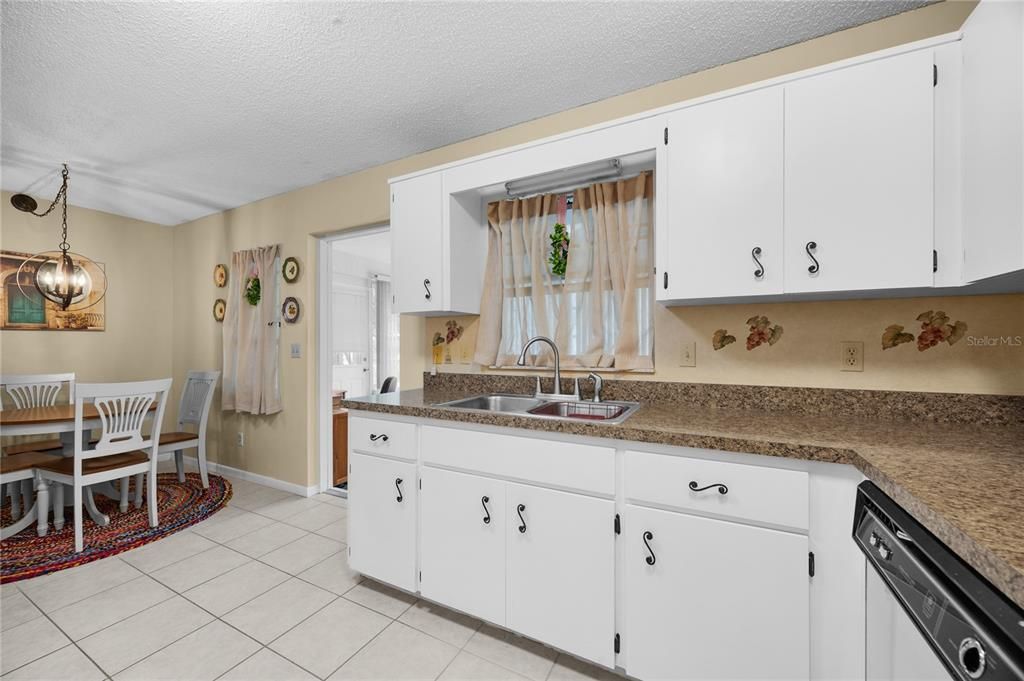 For Sale: $125,000 (2 beds, 2 baths, 1204 Square Feet)