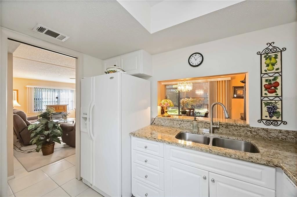 На продажу: $215,000 (2 спален, 2 ванн, 1047 Квадратных фут)