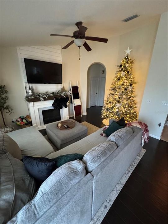 待售: $214,900 (2 贝兹, 2 浴室, 1185 平方英尺)