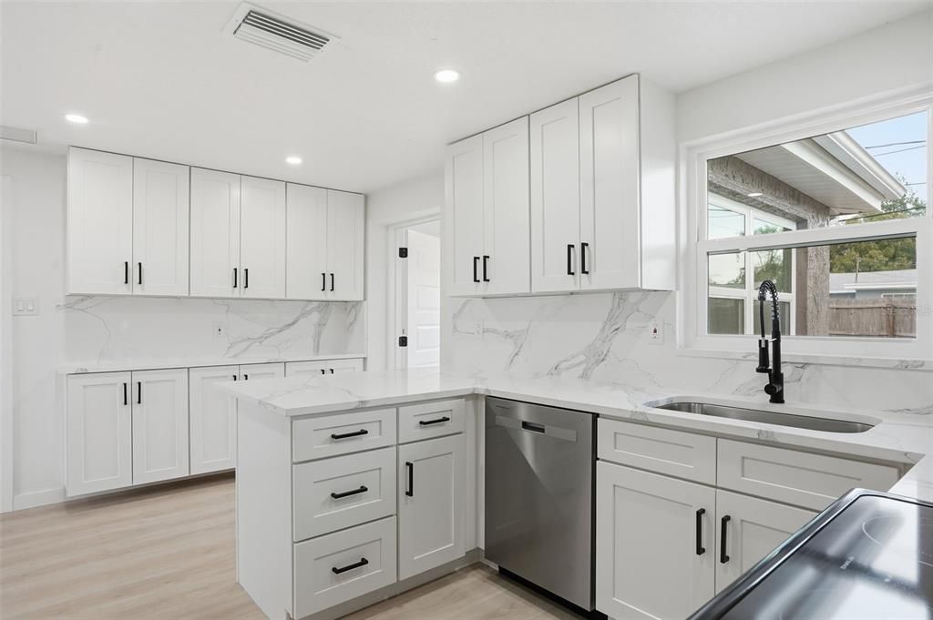 На продажу: $255,000 (3 спален, 1 ванн, 1124 Квадратных фут)