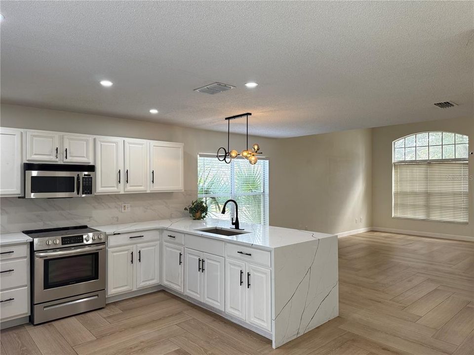 For Rent: $2,600 (4 beds, 2 baths, 1938 Square Feet)