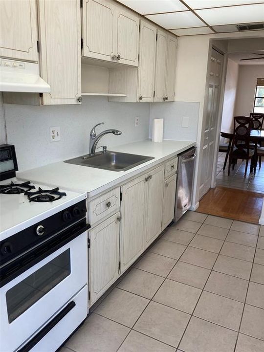 For Sale: $77,900 (1 beds, 1 baths, 680 Square Feet)