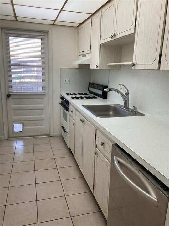 For Sale: $77,900 (1 beds, 1 baths, 680 Square Feet)