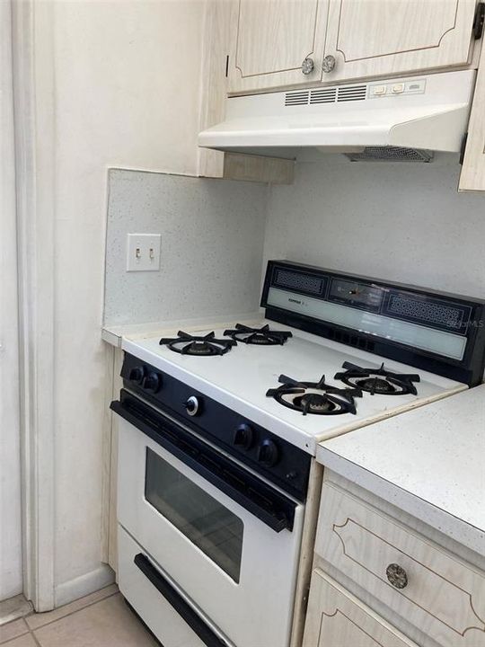 For Sale: $77,900 (1 beds, 1 baths, 680 Square Feet)