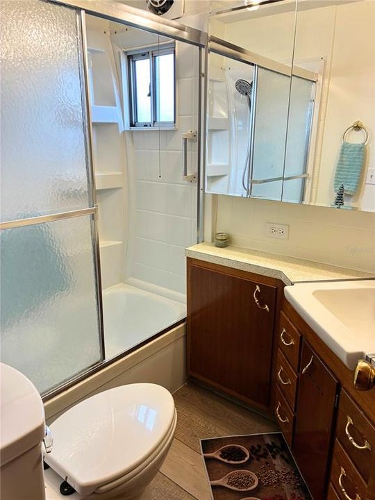 На продажу: $120,000 (2 спален, 1 ванн, 500 Квадратных фут)