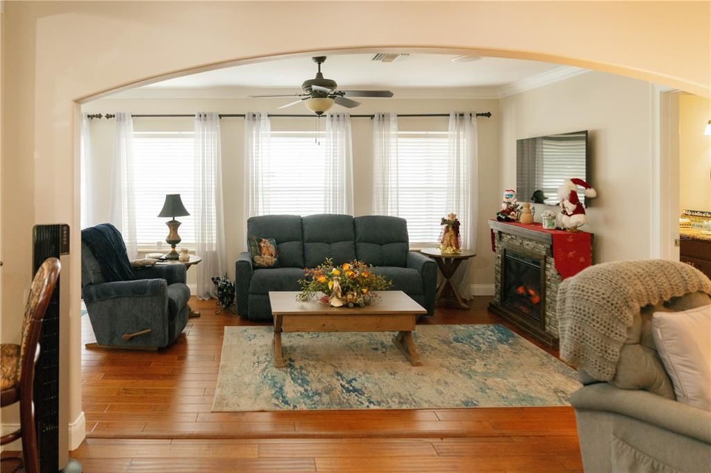 En Venta: $825,000 (3 camas, 2 baños, 2506 Pies cuadrados)