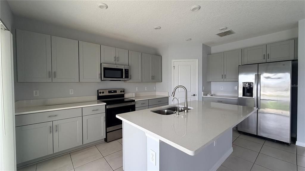 На продажу: $389,990 (4 спален, 2 ванн, 1845 Квадратных фут)