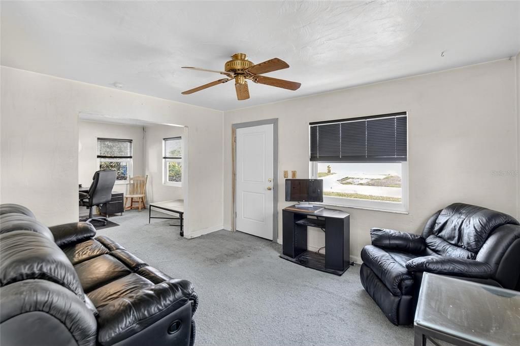 待售: $220,000 (2 贝兹, 2 浴室, 1144 平方英尺)