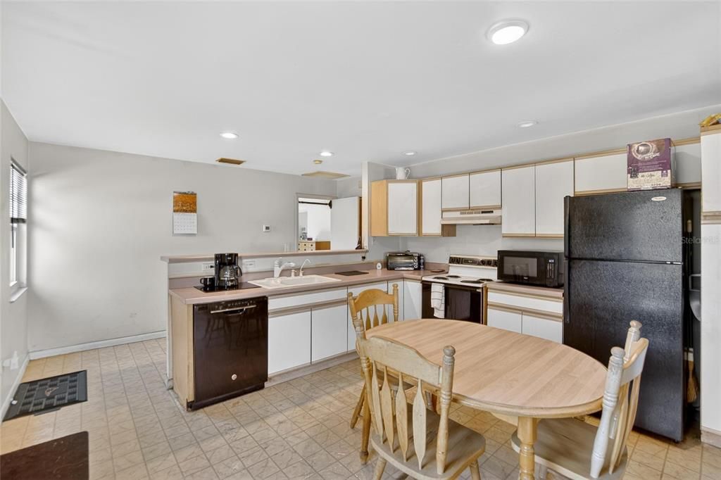 待售: $220,000 (2 贝兹, 2 浴室, 1144 平方英尺)