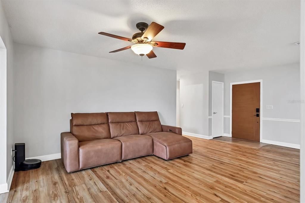 For Sale: $400,000 (2 beds, 2 baths, 1442 Square Feet)