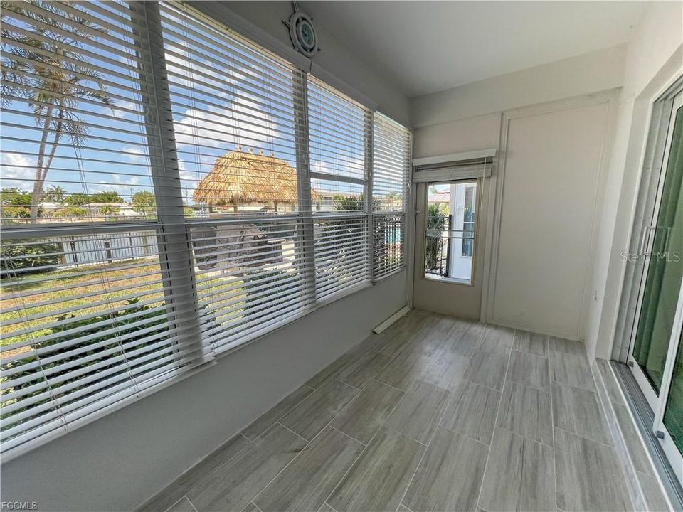 待售: $198,900 (2 贝兹, 2 浴室, 1165 平方英尺)