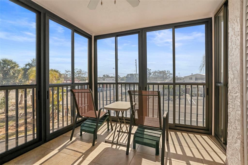 待售: $275,000 (2 贝兹, 2 浴室, 928 平方英尺)