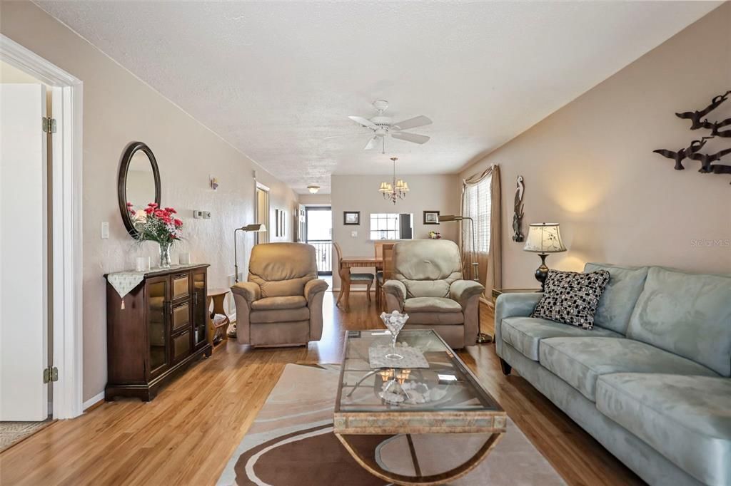 待售: $275,000 (2 贝兹, 2 浴室, 928 平方英尺)