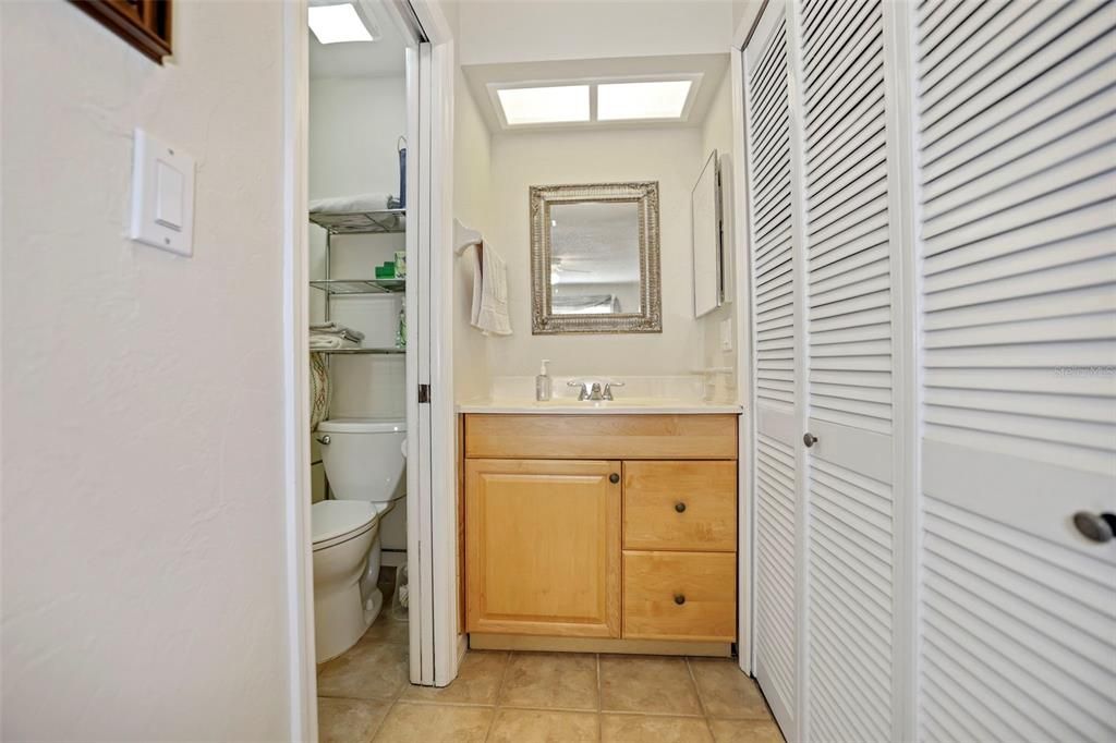 待售: $275,000 (2 贝兹, 2 浴室, 928 平方英尺)