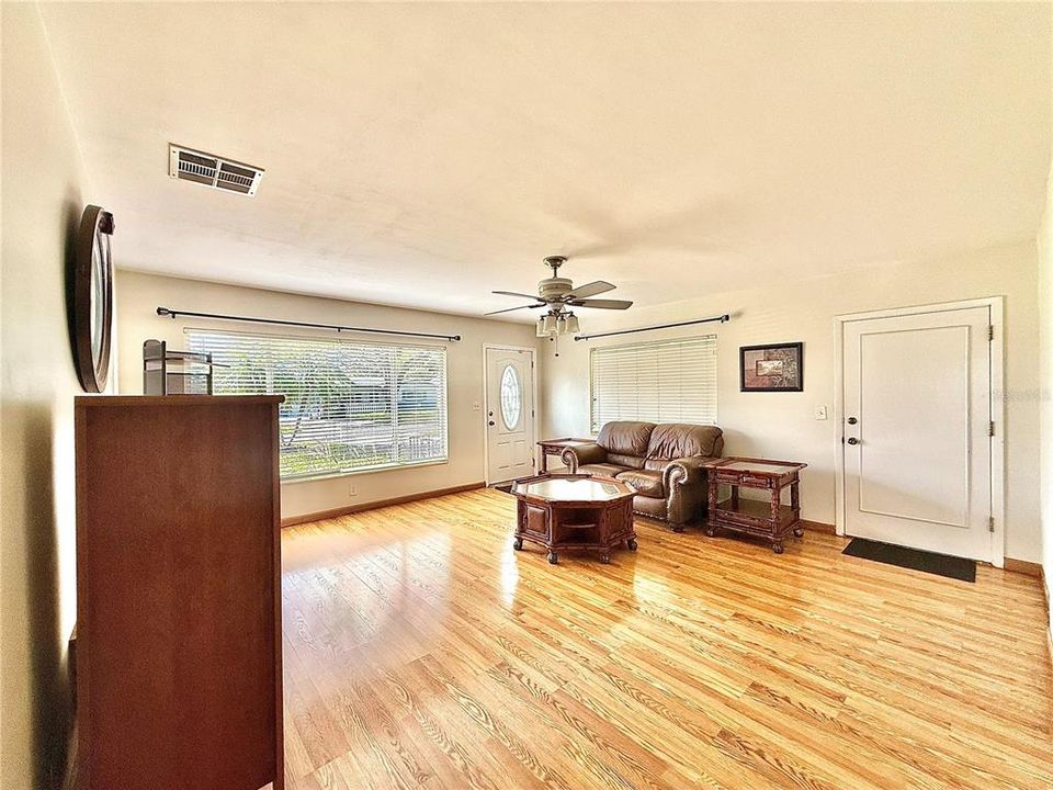 En Venta: $350,000 (3 camas, 2 baños, 1385 Pies cuadrados)