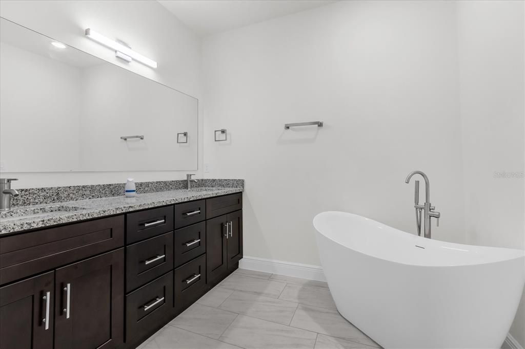 For Sale: $309,900 (4 beds, 3 baths, 1827 Square Feet)