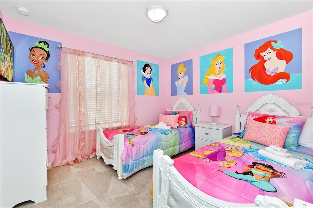 For Sale: $509,000 (5 beds, 4 baths, 2355 Square Feet)