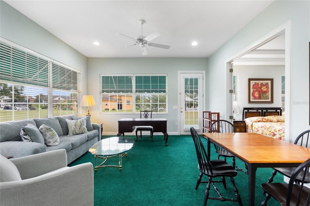 En Venta: $389,900 (2 camas, 2 baños, 2024 Pies cuadrados)