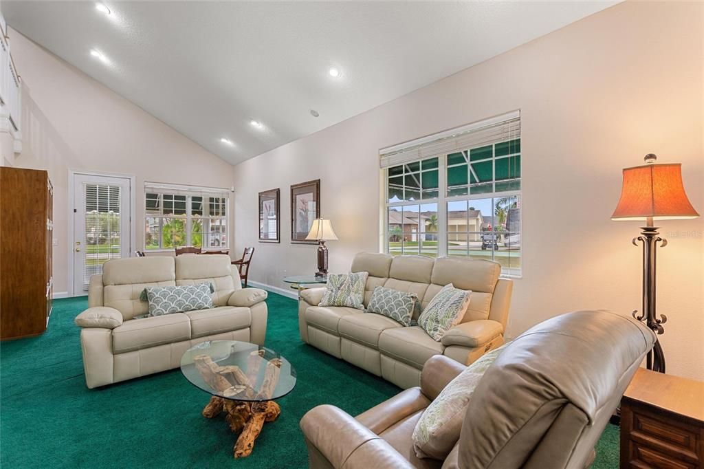 En Venta: $389,900 (2 camas, 2 baños, 2024 Pies cuadrados)