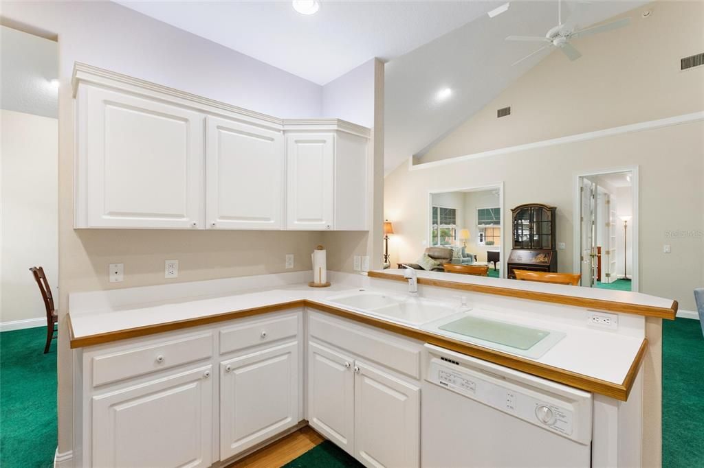 En Venta: $389,900 (2 camas, 2 baños, 2024 Pies cuadrados)