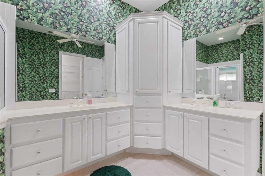 En Venta: $389,900 (2 camas, 2 baños, 2024 Pies cuadrados)