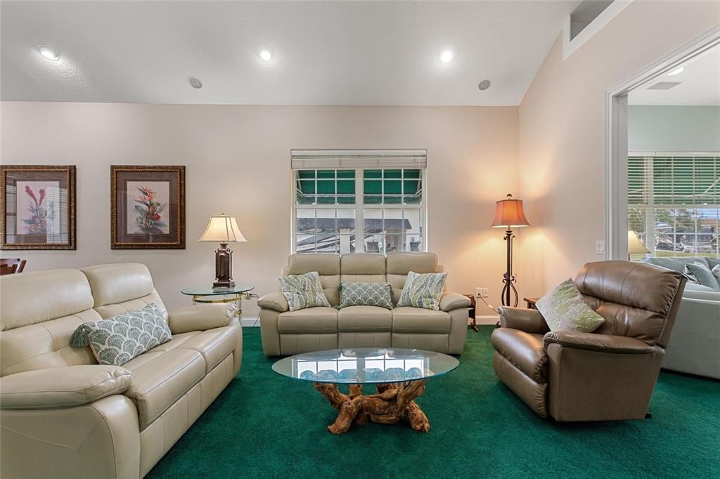 En Venta: $389,900 (2 camas, 2 baños, 2024 Pies cuadrados)