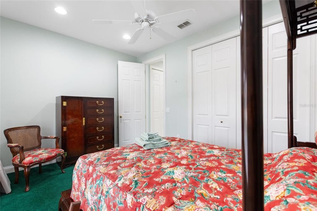 En Venta: $389,900 (2 camas, 2 baños, 2024 Pies cuadrados)