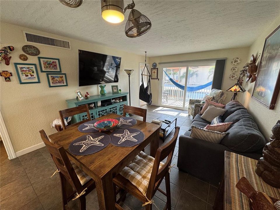 出租: $4,500 (2 贝兹, 2 浴室, 847 平方英尺)