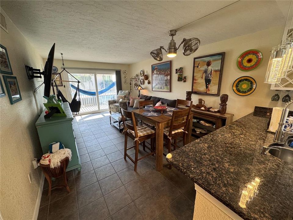 出租: $4,500 (2 贝兹, 2 浴室, 847 平方英尺)