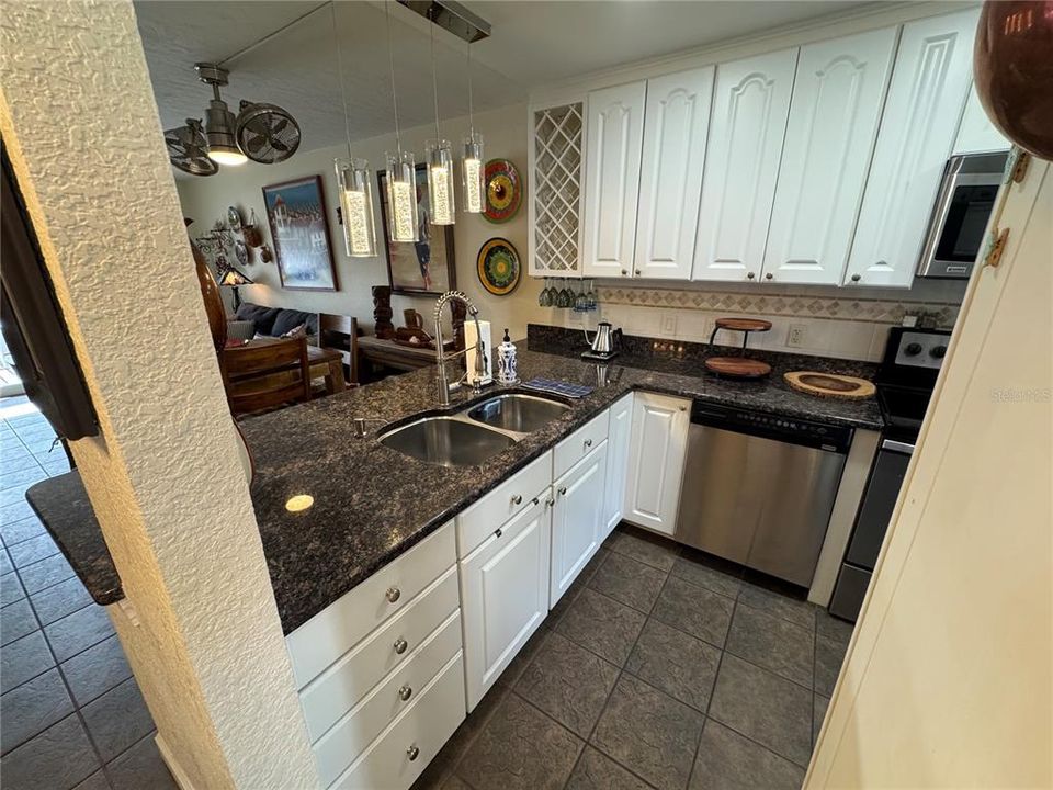 出租: $4,500 (2 贝兹, 2 浴室, 847 平方英尺)