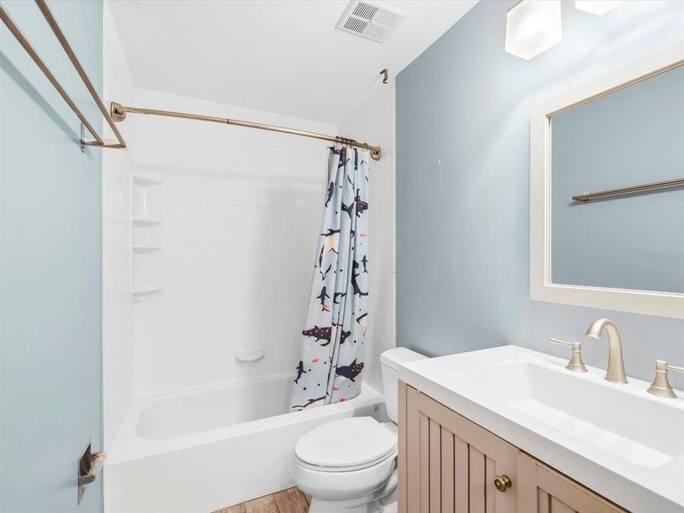 待售: $185,000 (2 贝兹, 2 浴室, 1021 平方英尺)