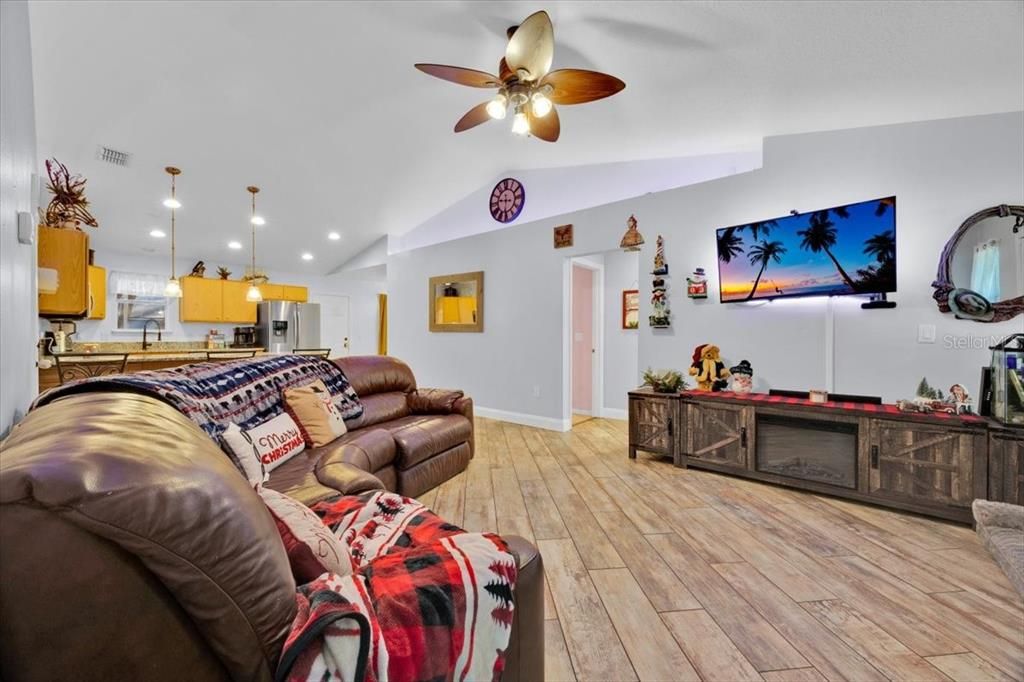 En Venta: $352,000 (3 camas, 2 baños, 1282 Pies cuadrados)