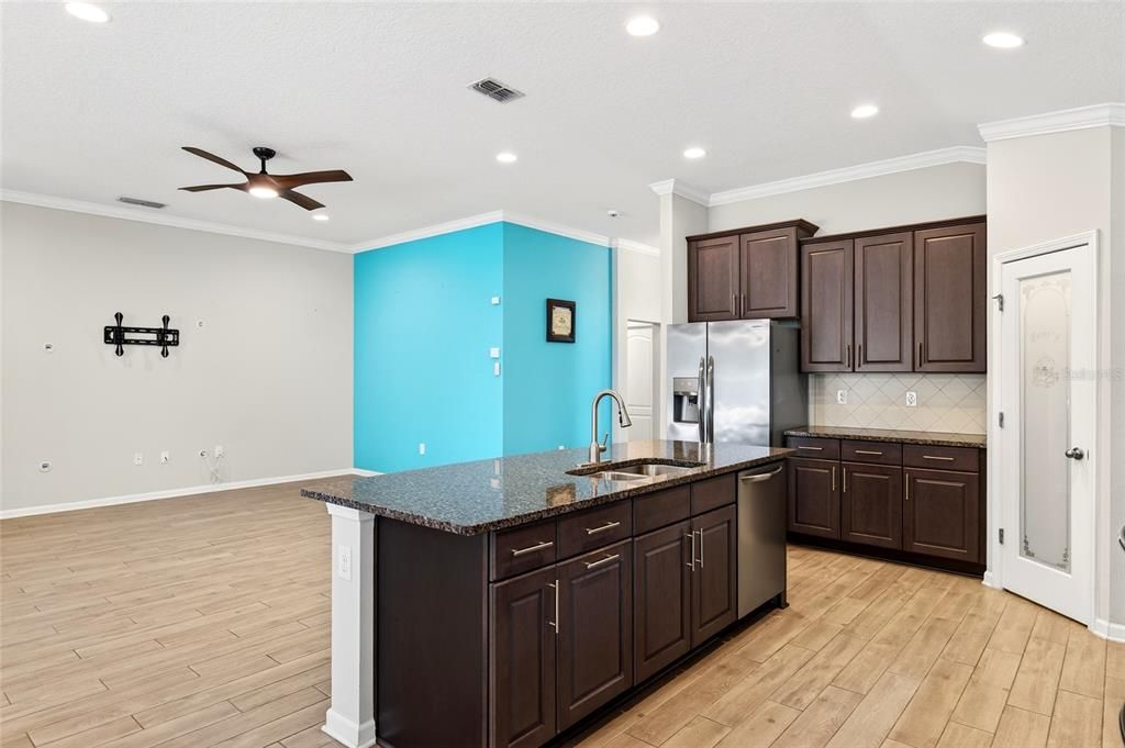 For Sale: $575,000 (4 beds, 3 baths, 2041 Square Feet)