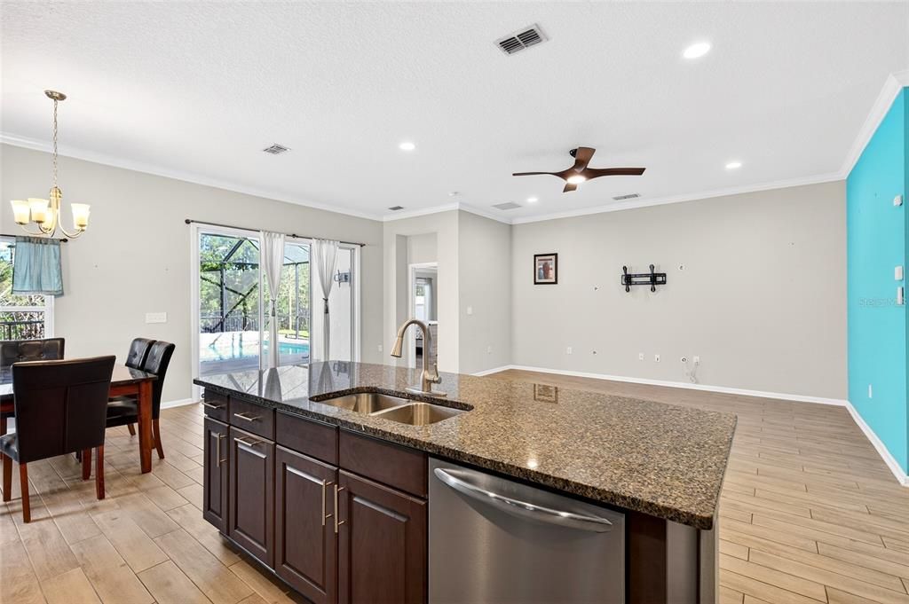 For Sale: $575,000 (4 beds, 3 baths, 2041 Square Feet)